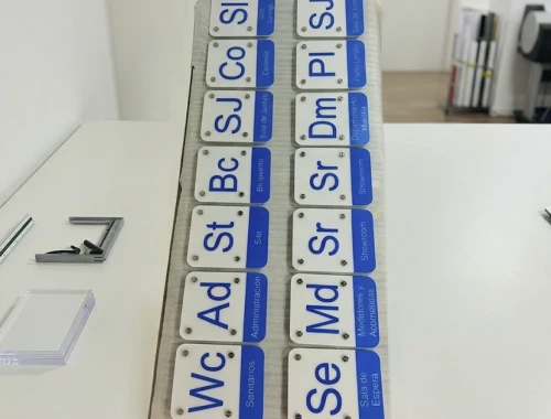 senalizacion-y-senaletica-braille-kaffe-anuncios-luminosos-05.webp